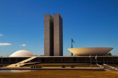 Ulusal Kongre Sarayı açık mavi gökyüzü altında. Şehir manzarası. Oscar Niemeyer 'in bir mimari çalışması..