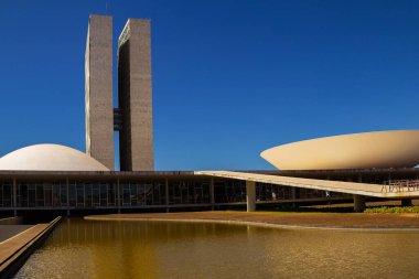 Ulusal Kongre Sarayı açık mavi gökyüzü altında. Şehir manzarası. Oscar Niemeyer 'in bir mimari çalışması..