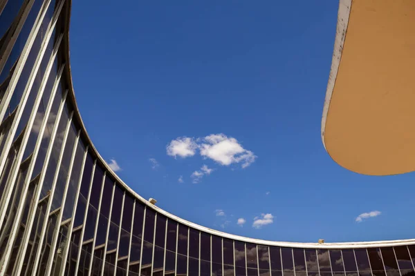 Yerel Halkların Anıtı 'nın mimarisinin ayrıntıları, Braslia' da yerli kökenli nesnelerin turistlere açık olduğu bir müze..
