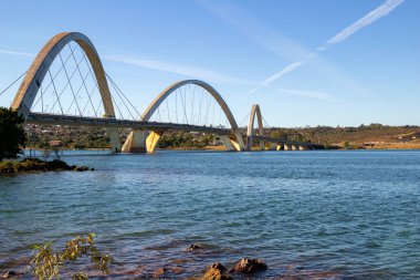 Juscelino Kubitschek Köprüsü (JK Köprüsü) ve Paranoya Gölü ve mavi gökyüzünün olduğu bir manzara. Braslia 'da yer almaktadır ve mimarlar Alexandre Chan ve Mario Vila Verde' nin eseridir..