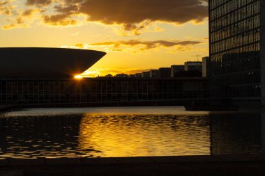 Brasilia Ulusal Kongresi 'nin ayrıntıları siluette ve arka planda öğleden sonra gün batımı var. Sarımsı tonları olan gökyüzü.