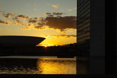 Brasilia Ulusal Kongresi 'nin ayrıntıları siluette ve arka planda öğleden sonra gün batımı var. Sarımsı tonları olan gökyüzü.