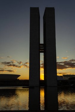 Brasilia Ulusal Kongresi 'nin siluetinde gün batımı öğleden sonra arka planda. Sarımsı tonları olan gökyüzü.