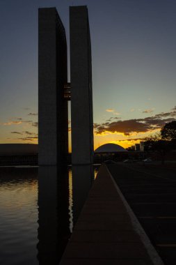 Brasilia Ulusal Kongresi 'nin siluetinde gün batımı öğleden sonra arka planda. Sarımsı tonları olan gökyüzü.