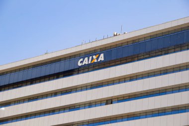 Mavi gökyüzü açık bir günde Brezilya bankası Caixa Economica Federal 'in ön cephesinin ayrıntıları.