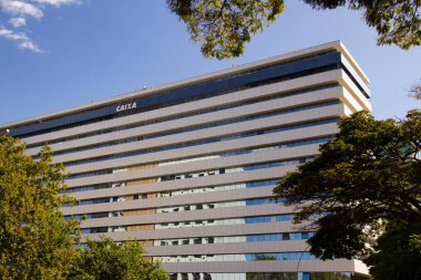 Brezilya Bankası Caixa Ekonomika Federal, ağaçlar arasında, açık bir günde mavi gökyüzü.
