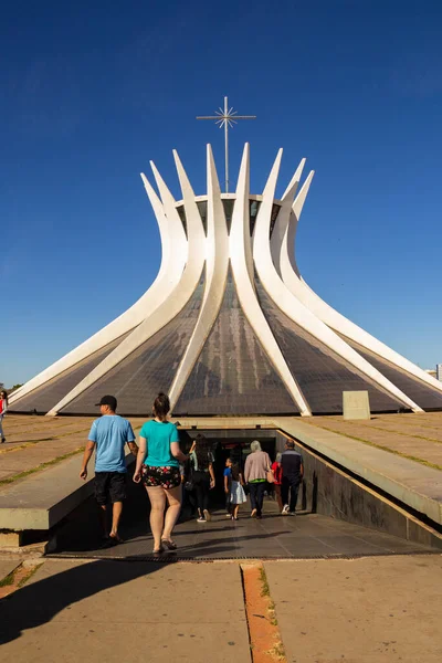Some Faithful Entering Mass Metropolitan Cathedral Brasilia Sunny Morning Clear — Stockfoto