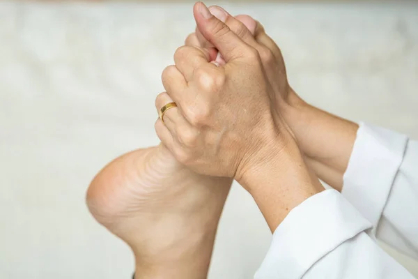 Closeup Massage Therapist Hands Applying Therapeutic Massage Patient Foot — Stockfoto