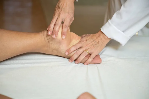 Κλείσιμο Του Μασάζ Χέρια Θεραπευτή Εφαρμογή Θεραπευτικό Μασάζ Στο Πόδι — Φωτογραφία Αρχείου