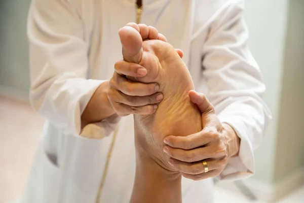 Closeup Massage Therapist Hands Applying Therapeutic Massage Patient Foot — Stockfoto