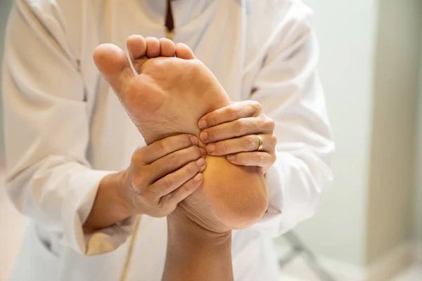 Closeup Massage Therapist Hands Applying Therapeutic Massage Patient Foot — Fotografia de Stock