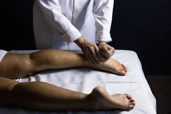 Detail Masseuse Hands Applying Therapeutic Massage Foot Patient Who Lying — Fotografia de Stock