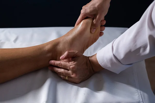Detail Masseuse Hands Applying Therapeutic Massage Foot Patient Who Lying — Fotografia de Stock