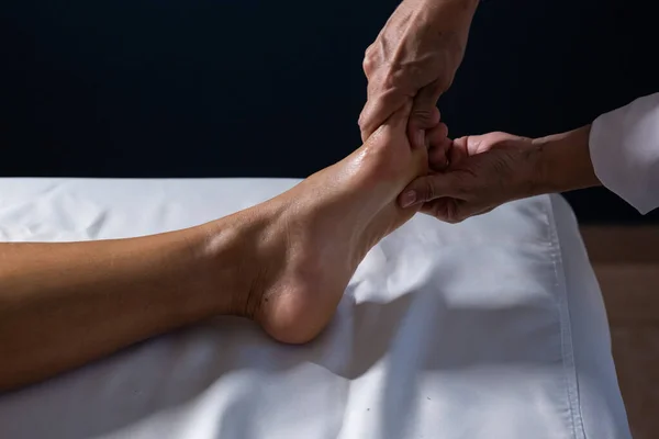 Detail Masseuse Hands Applying Therapeutic Massage Foot Patient Who Lying — Stock fotografie