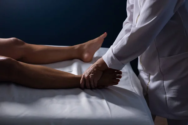 Detail Masseuse Hands Applying Therapeutic Massage Foot Patient Who Lying — ストック写真