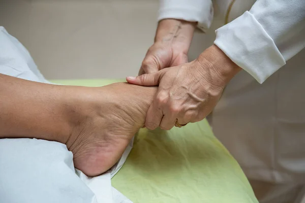 Closeup Massage Therapist Hands Applying Therapeutic Massage Patient Foot — Stockfoto