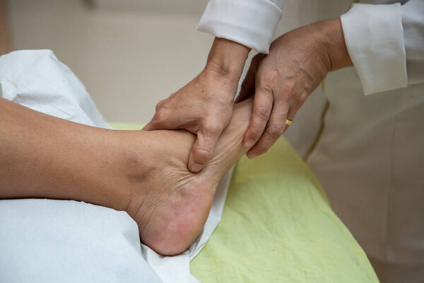  Закрытие рук массажиста, нанесение терапевтического массажа на ногу пациента.