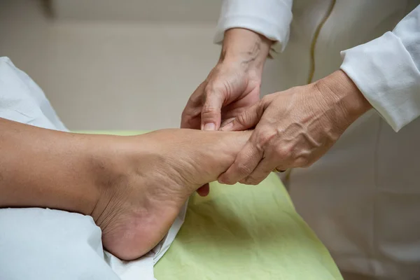 Closeup Massage Therapist Hands Applying Therapeutic Massage Patient Foot — Fotografia de Stock
