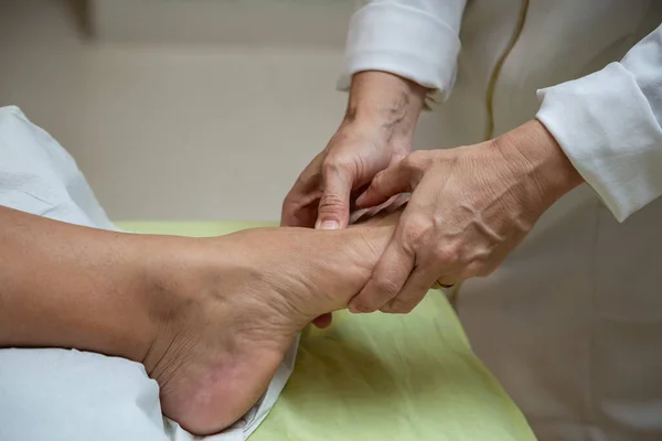 Closeup Massage Therapist Hands Applying Therapeutic Massage Patient Foot — Foto de Stock