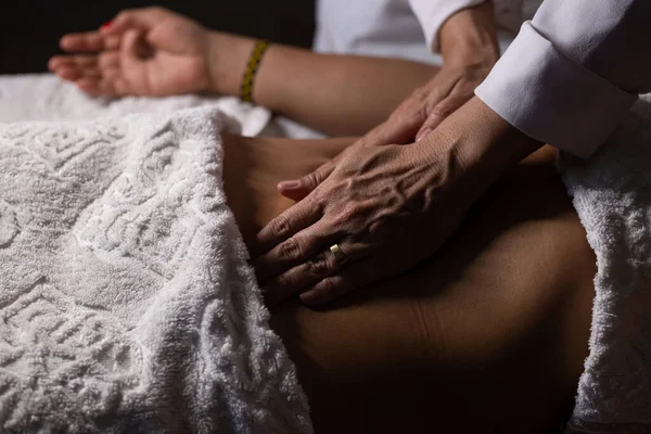 Closeup Massage Therapist Hands Applying Therapeutic Massage Patient Belly — Fotografia de Stock