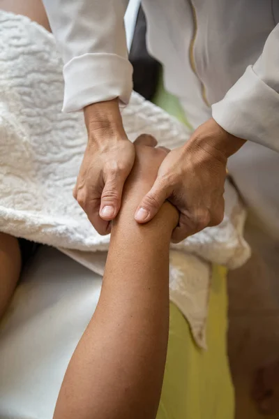 Detail Hands Masseur Who Applying Therapeutic Massage Hand Patient Who — Foto de Stock