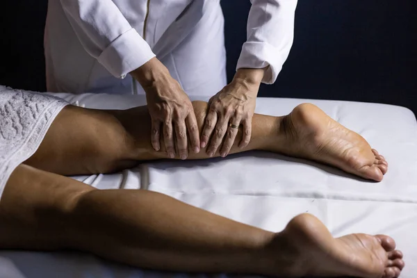 Therapist Dressed White Massaging Leg Patient Lying Stretcher — 스톡 사진