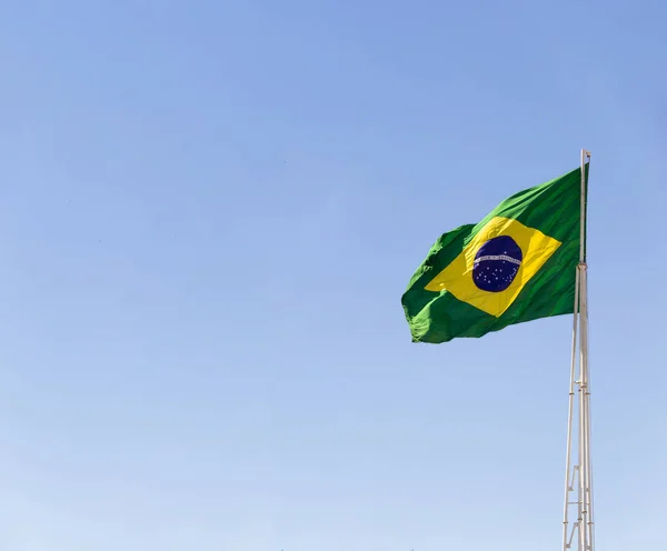 Бразильський Прапор Бразильський Прапор Летить Пурхає Вітром Синім Небом Задньому — стокове фото