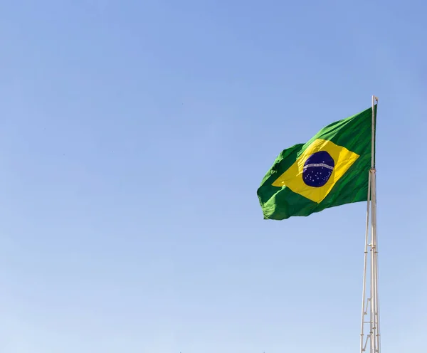 Bandera Brasil Bandera Brasileña Ondeando Ondeando Viento Con Cielo Azul — Foto de Stock