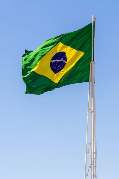 Флаг Бразилии Бразильский Флаг Развевающийся Ветру Синее Небо Заднем Плане — стоковое фото