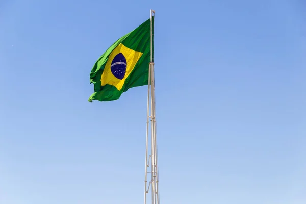 Bandera Brasil Bandera Brasileña Ondeando Ondeando Viento Con Cielo Azul — Foto de Stock