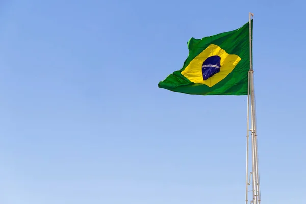 Флаг Бразилии Бразильский Флаг Развевающийся Ветру Синее Небо Заднем Плане — стоковое фото