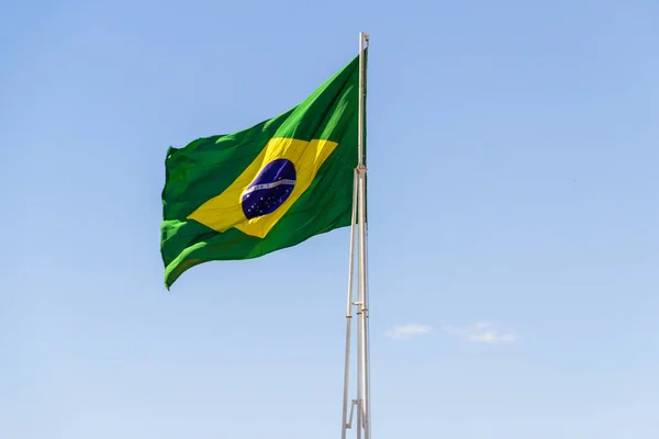 Brazilská Vlajka Brazilská Vlajka Vlající Vlající Větru Modrou Oblohou Pozadí — Stock fotografie