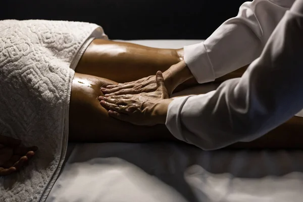 Therapist Doing Massage Patient Therapist Doing Massage Patient Leg — 图库照片