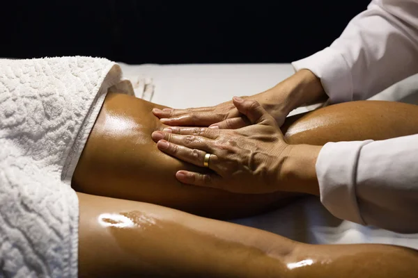 Therapist Doing Massage Patient Therapist Doing Massage Patient Leg — Foto Stock