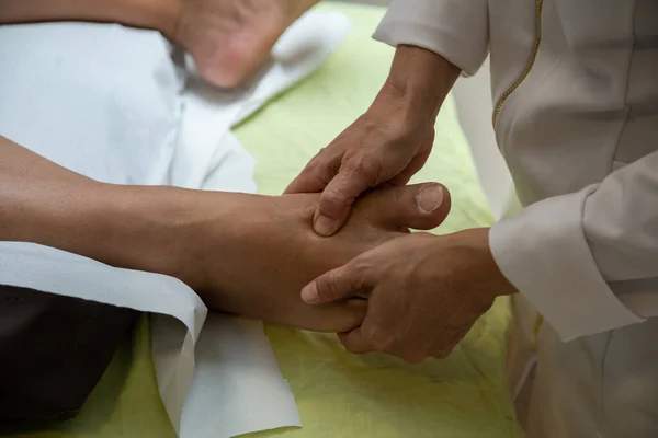 Professional Doing Therapeutic Massage Foot Patient Who Lying Stretcher — Fotografia de Stock