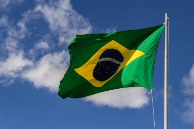 Brezilya bayrağı dalgalanır ve dalgalanır rüzgarda.