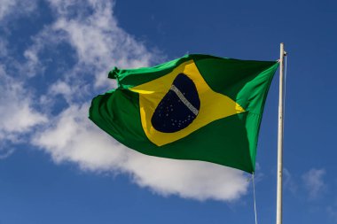 Brezilya bayrağı dalgalanır ve dalgalanır rüzgarda.