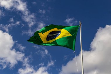 Brezilya bayrağı dalgalanır ve dalgalanır rüzgarda.
