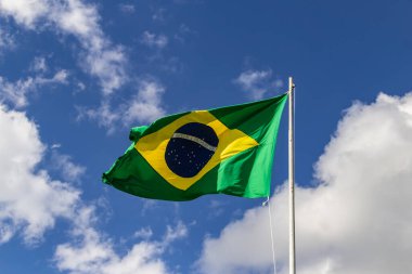 Brezilya bayrağı dalgalanır ve dalgalanır rüzgarda.