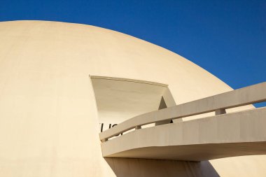 Cumhuriyet Ulusal Müzesi 'nin açık mavi gökyüzü günündeki ayrıntıları. Proje Mimar Oscar Niemeyer.