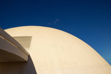 Cumhuriyet Ulusal Müzesi 'nin açık mavi gökyüzü günündeki ayrıntıları. Proje Mimar Oscar Niemeyer.