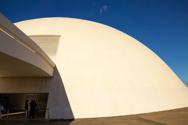 青い空と晴れた日に共和国国立博物館の詳細 建築家オスカー ニーマイヤーのプロジェクト — ストック写真