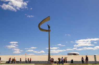 Brasilia 'daki JK Memorial' da birçok turist, açık havada mavi gökyüzü. Oscar Niemeyer 'in bir mimari projesi.