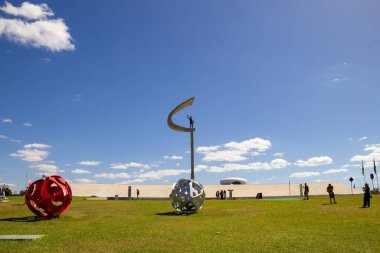 Brasilia 'daki JK Memorial' da birçok turist, açık havada mavi gökyüzü. Oscar Niemeyer 'in bir mimari projesi.