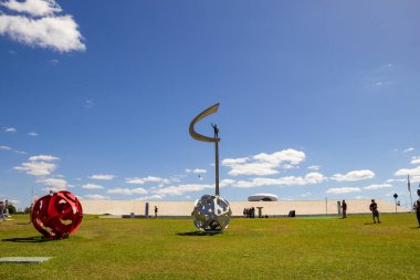 Brasilia 'daki JK Memorial' da birçok turist, açık havada mavi gökyüzü. Oscar Niemeyer 'in bir mimari projesi.