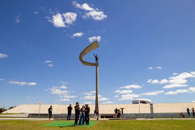 Brasilia 'daki JK Memorial' da birçok turist, açık havada mavi gökyüzü. Oscar Niemeyer 'in bir mimari projesi.