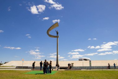 Brasilia 'daki JK Memorial' da birçok turist, açık havada mavi gökyüzü. Oscar Niemeyer 'in bir mimari projesi.