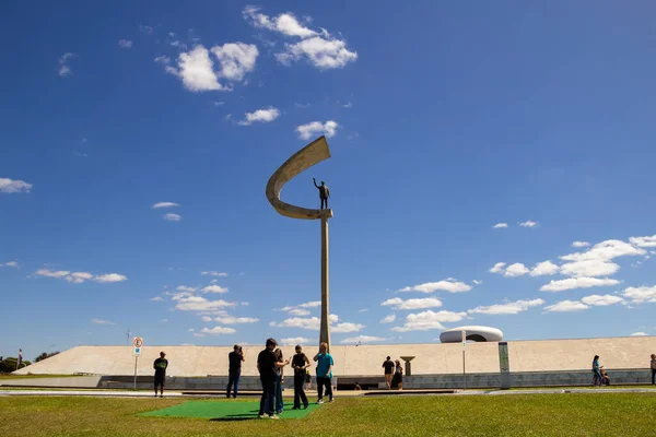 青空と晴れた日に 多くの観光客とブラジリアのJk記念館 オスカー ニーマイヤーの建築プロジェクト — ストック写真