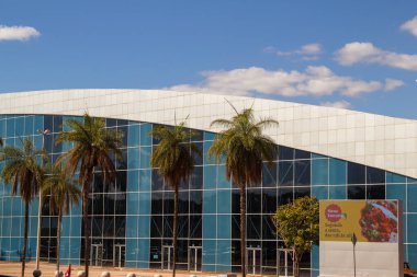 Mavi gökyüzü açık bir günde Ulysses Guimares Kongre Merkezi. Proje: Srgio Bernardes.