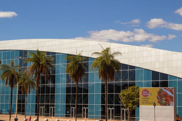 Mavi gökyüzü açık bir günde Ulysses Guimares Kongre Merkezi. Proje: Srgio Bernardes.